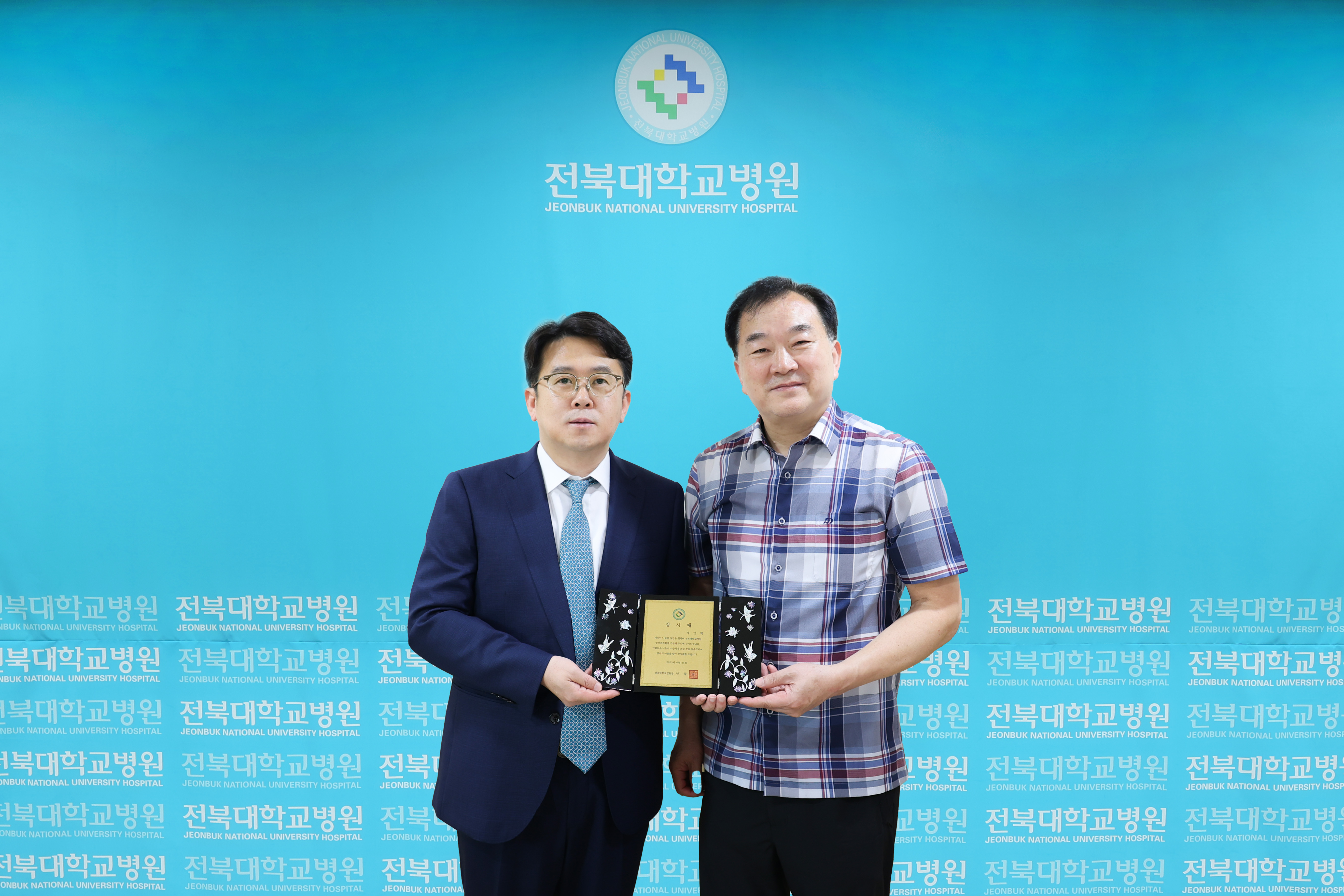 10.온누리안과 정영택원장 발전후원금 전달.jpg